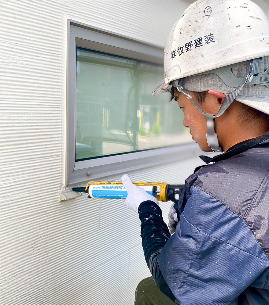 ドローンを操作している株式会社牧野建装(ペインテラス)の職人