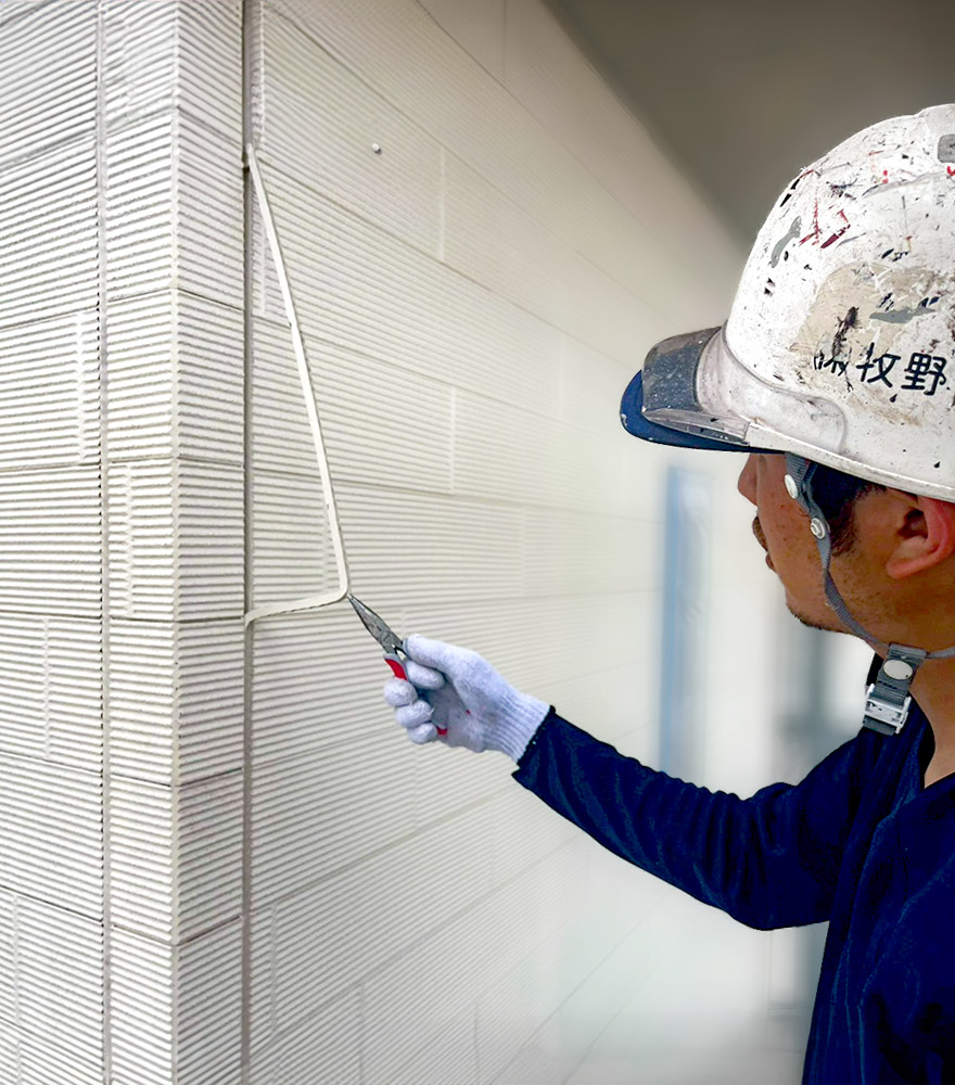 ドローンを操作している株式会社牧野建装(ペインテラス)の職人