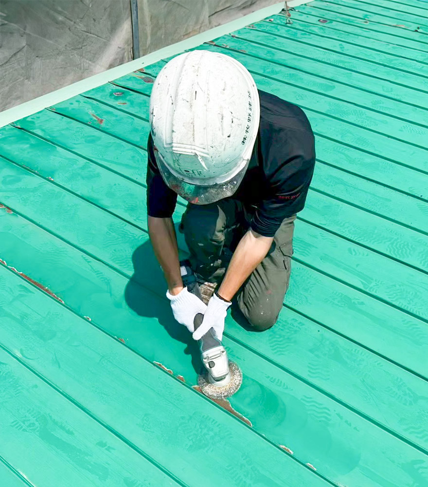 ドローンを操作している株式会社牧野建装(ペインテラス)の職人