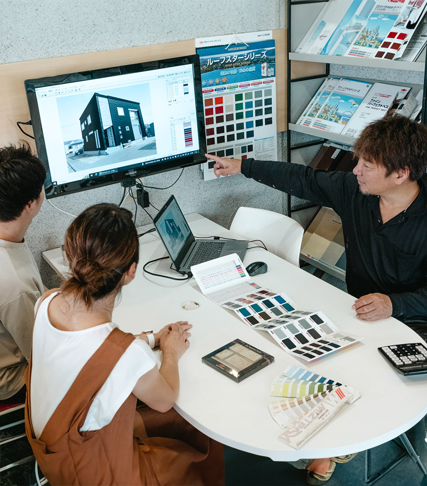 ドローンを操作している株式会社牧野建装(ペインテラス)の職人