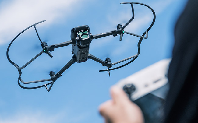 ドローンを飛ばして点検をしている様子
