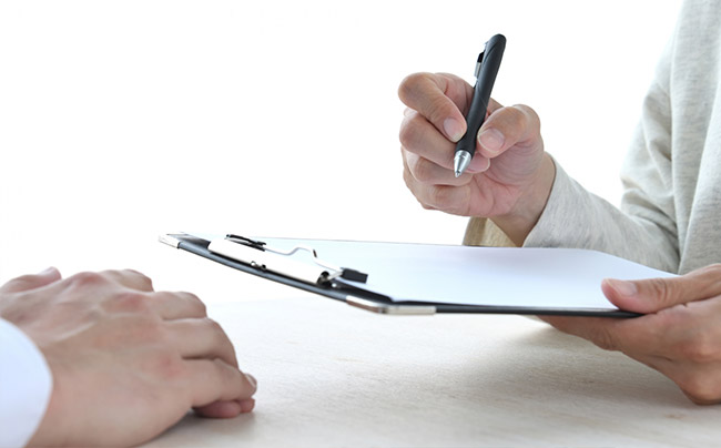 契約書にサインをしようとしている人