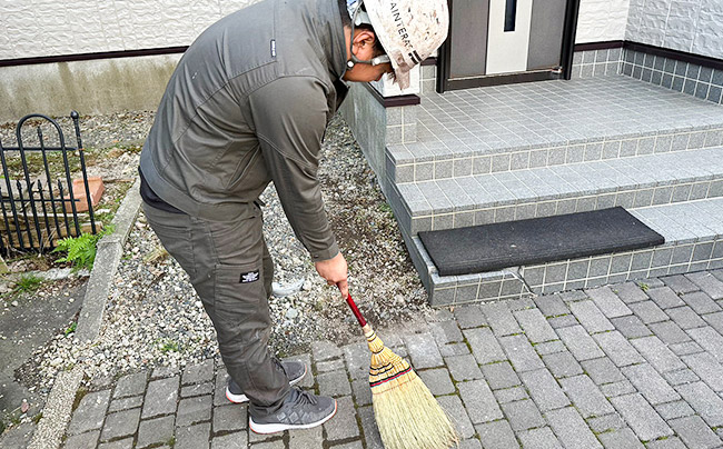 片付けをしている職人