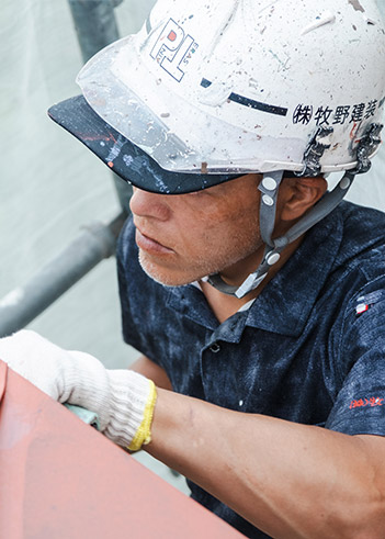 外壁塗装をしている株式会社牧野建装(ペインテラス)の職人