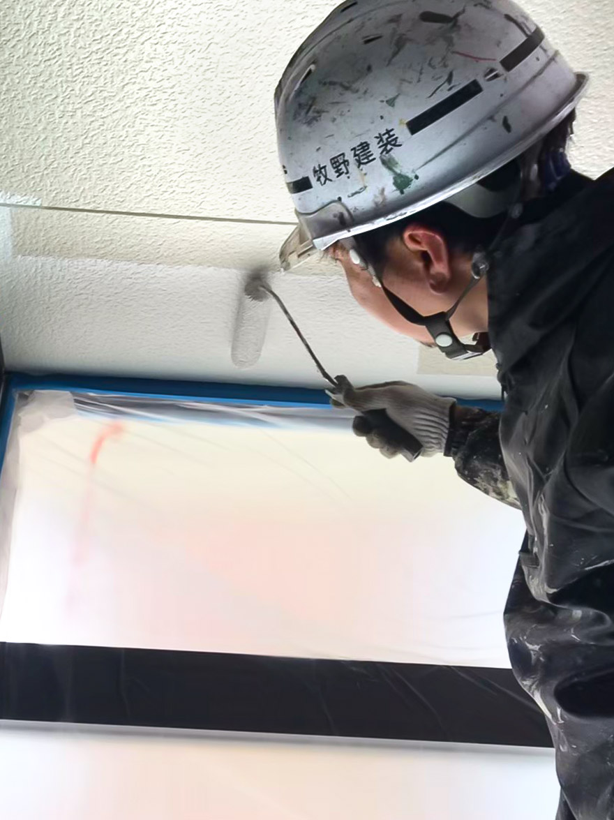内装塗装をしている株式会社牧野建装(ペインテラス)の職人