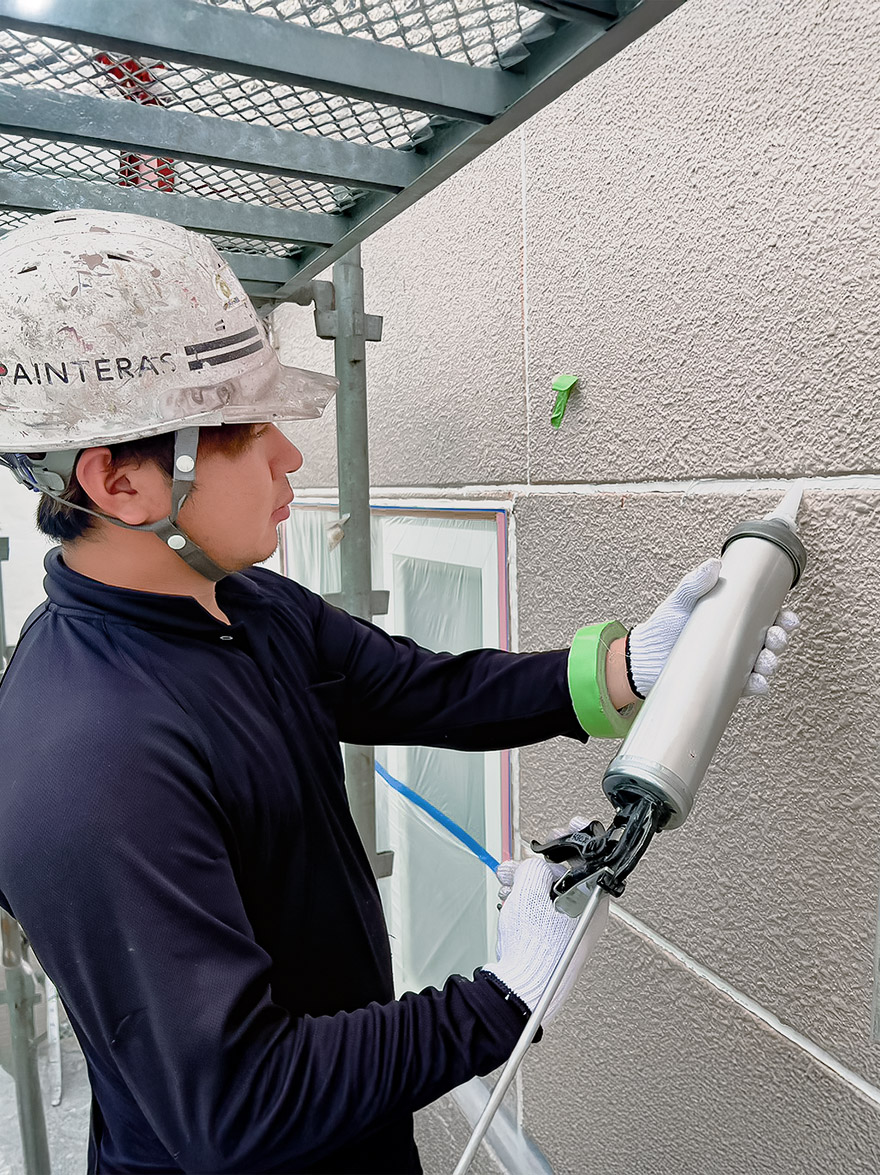 シーリング工事をしている株式会社牧野建装(ペインテラス)の職人