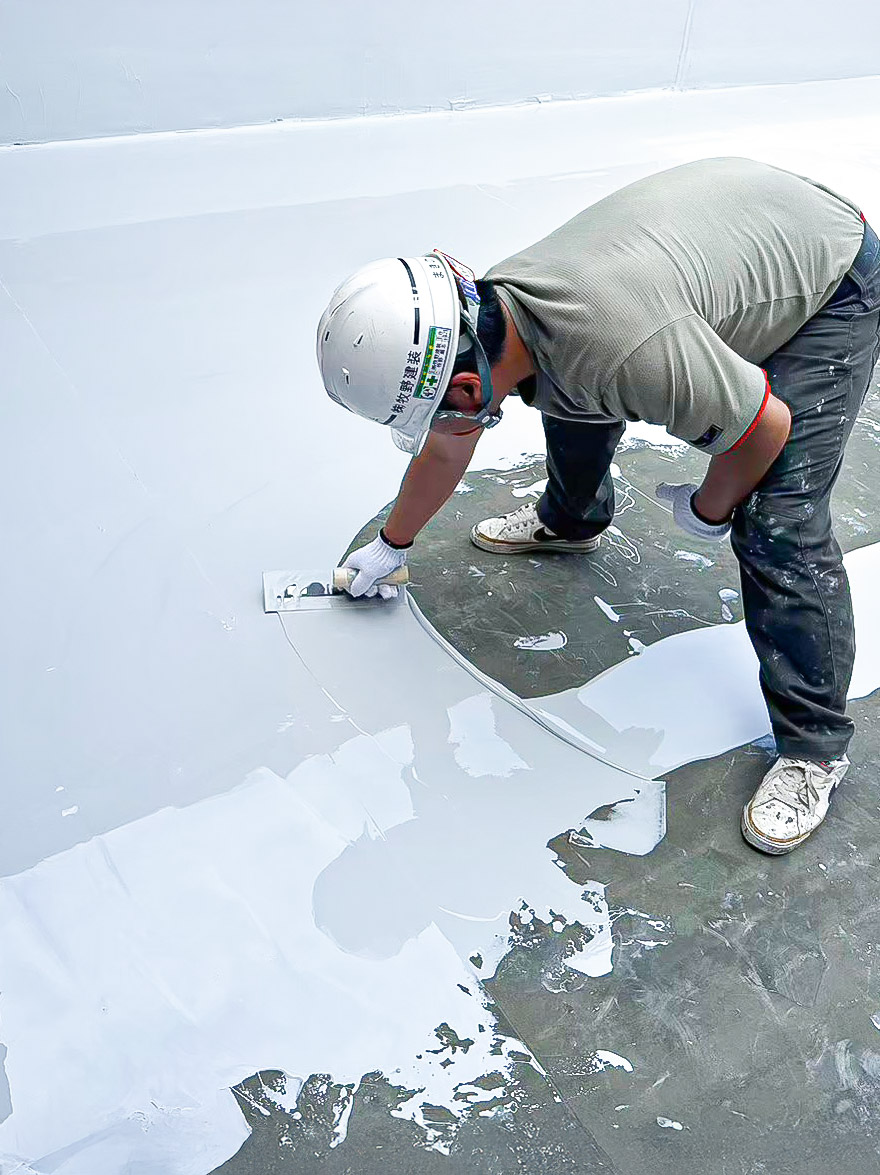 防水工事(メンブレン防水工事)をしている株式会社牧野建装(ペインテラス)の職人
