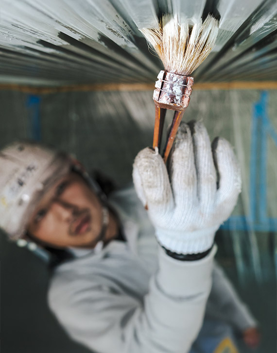 株式会社牧野建装（ペインテラス）の職人が外壁塗装をしている様子
