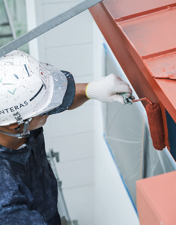 株式会社牧野建装（ペインテラス）の職人が屋根塗装をしている様子