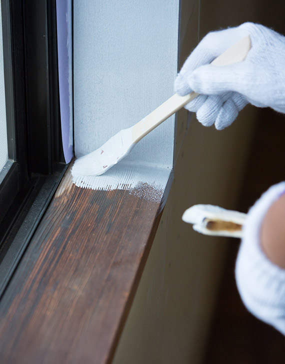 株式会社牧野建装（ペインテラス）の職人が内装塗装をしている様子