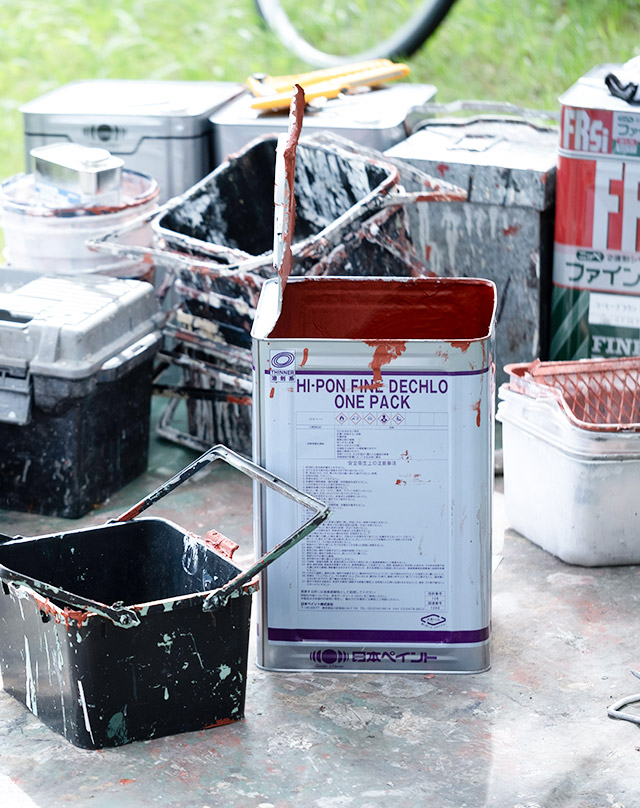 沢山のペンキ缶