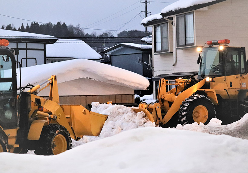 住宅街を除雪している除雪機