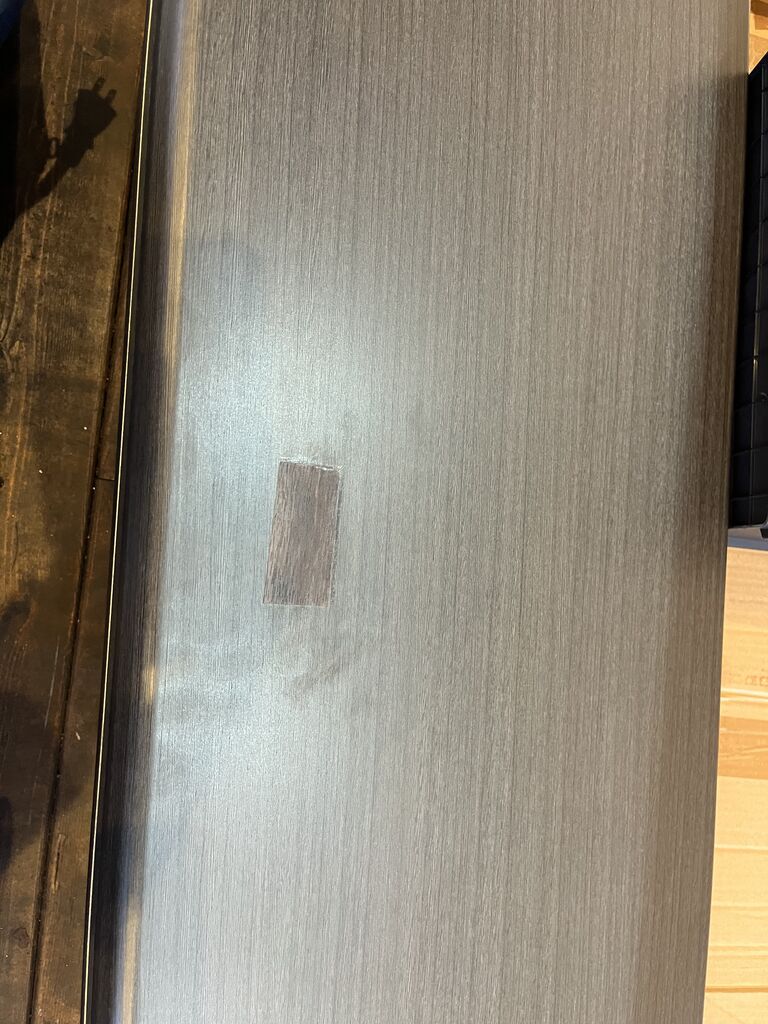 穴が開いている部分に木目調のシールが貼ってある状態