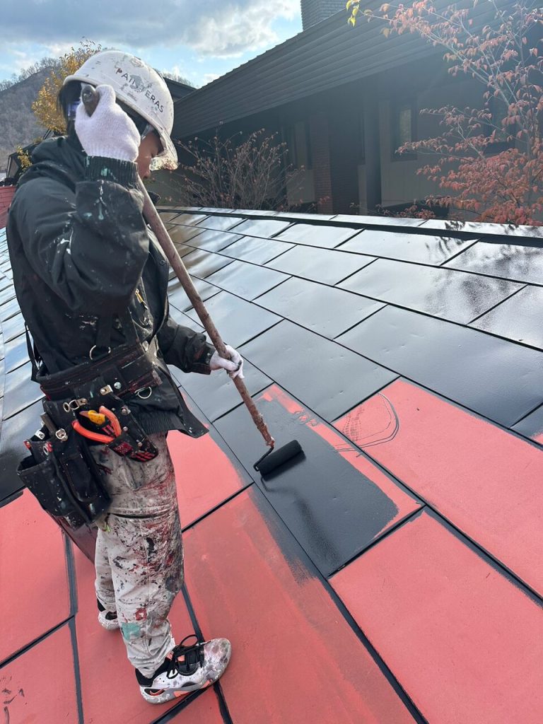 ローラーで塗っている様子