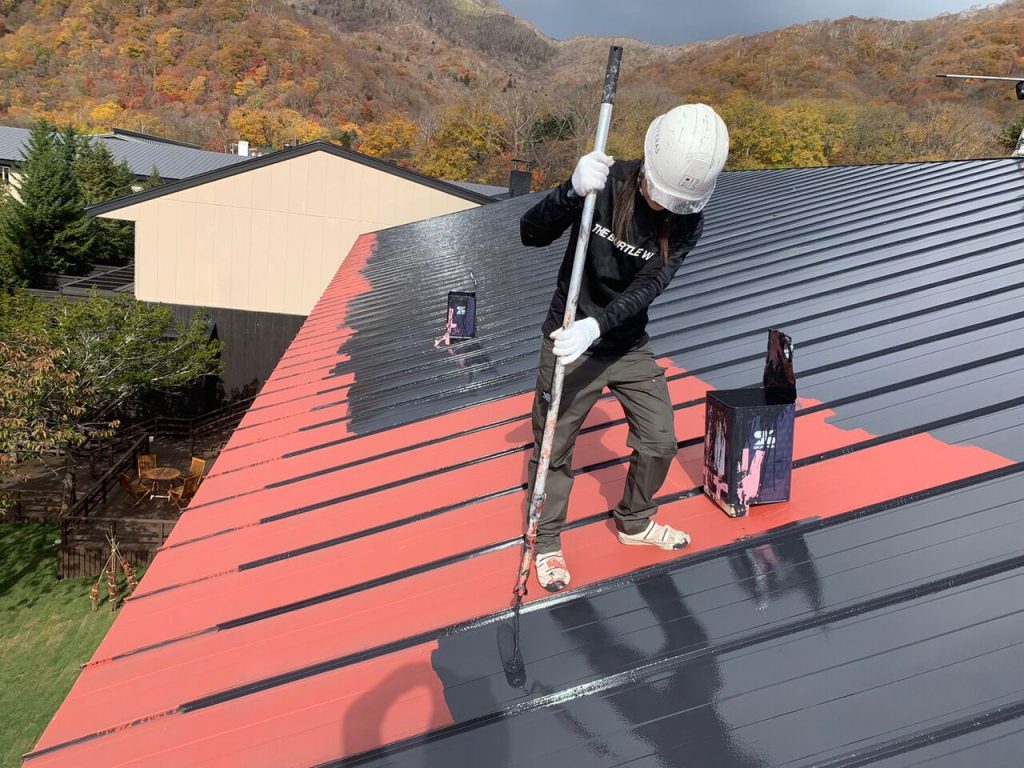 ローラーで塗っている様子