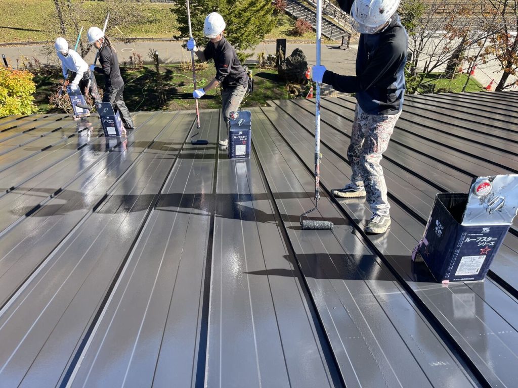 上塗りローラー塗り作業