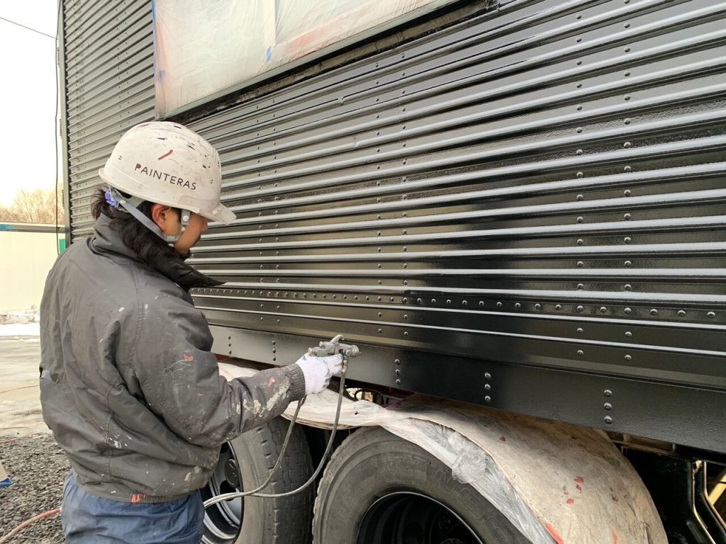 トラックのコンテナ、シャーシーの塗装