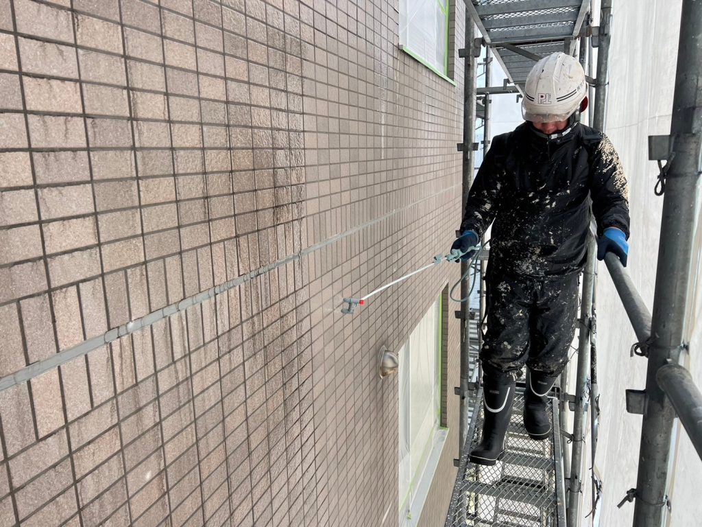 苫小牧市日吉町 エクセルステージ 屋上防水 塗布中