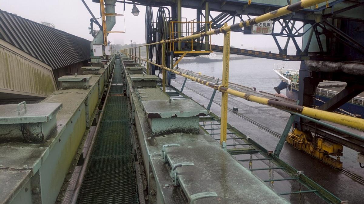 苫小牧埠頭、コンベアー、架台塗装 ビフォー