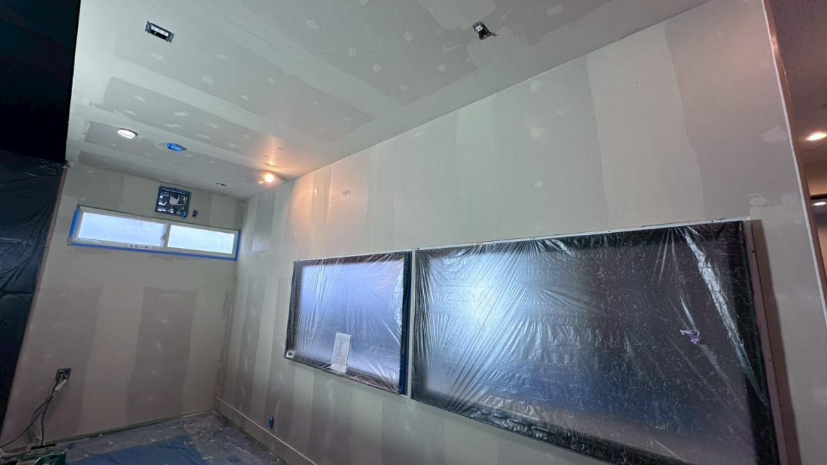 岩内　ゴルフシュミレーション室内塗装 ビフォー
