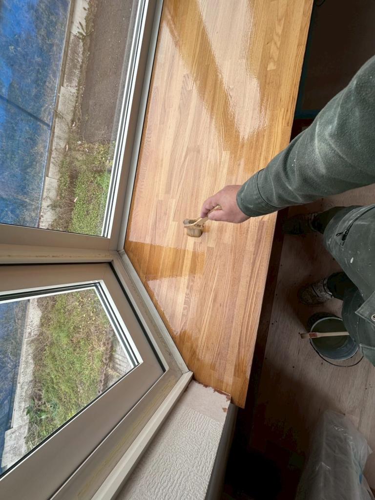 苫小牧澄川町 中古住宅室内塗装 集成材窓台 上塗り2回目