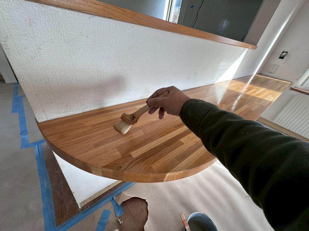 苫小牧澄川町 中古住宅室内塗装 集成材カウンター 上塗り1回目