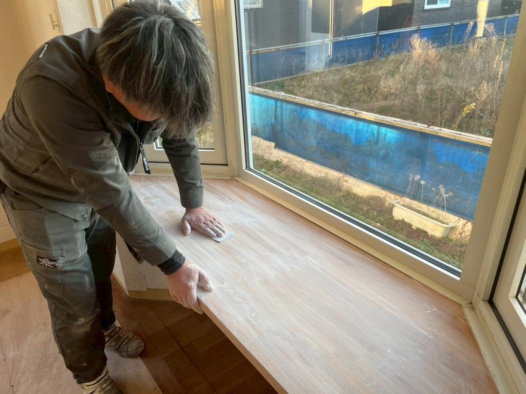 苫小牧澄川町 中古住宅室内塗装 集成材窓台 中研ぎ(研磨ずり)