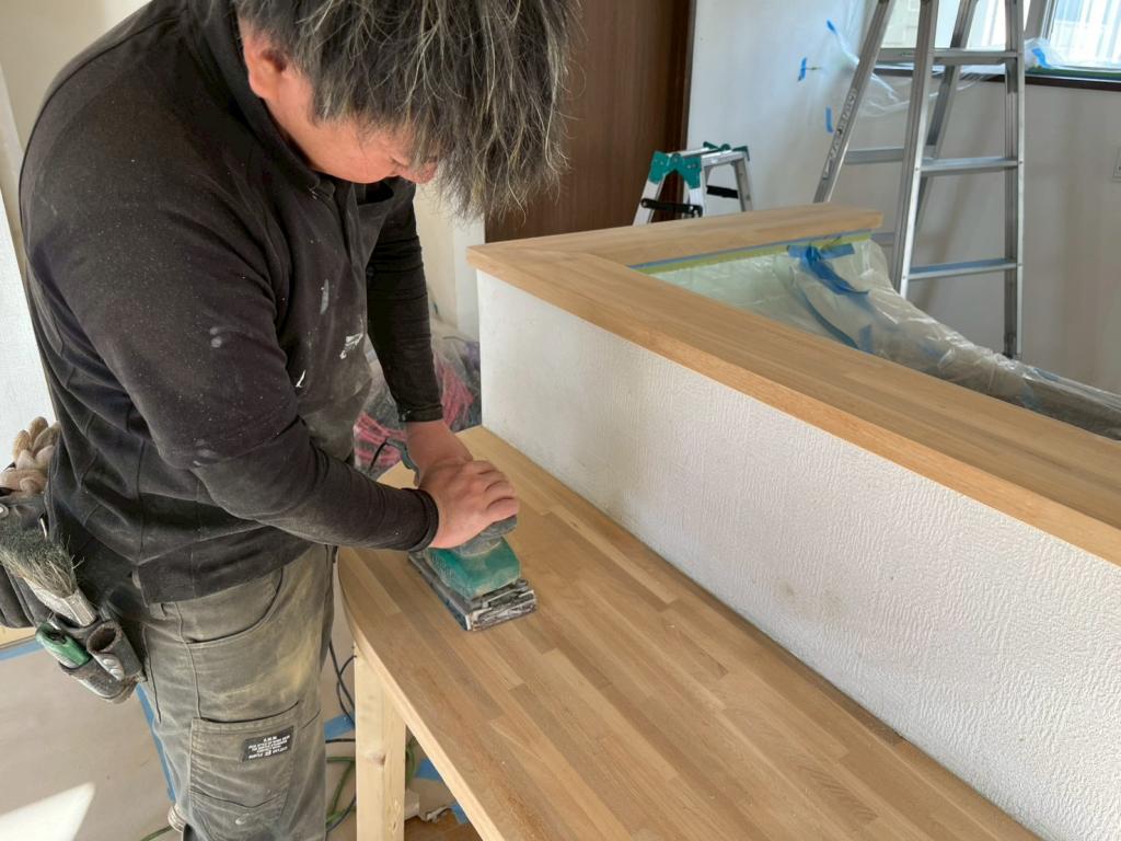 苫小牧澄川町 中古住宅室内塗装 集成材カウンター 下地処理(研磨ずり)