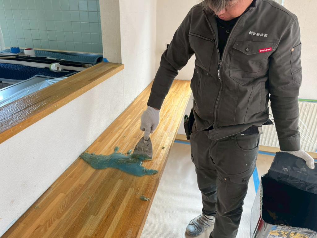 苫小牧澄川町 中古住宅室内塗装 集成材カウンター 旧塗膜剥離