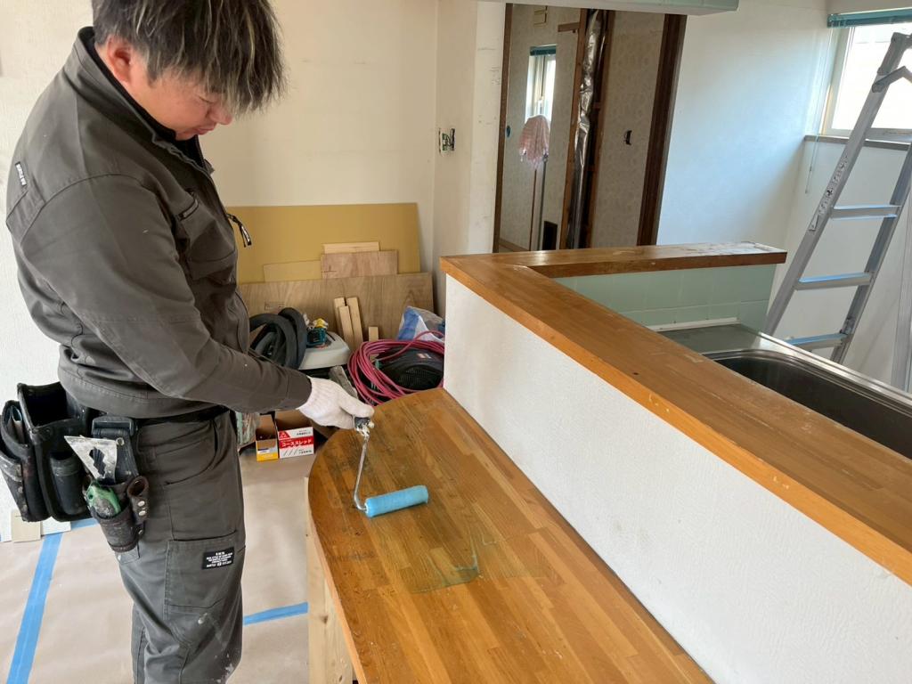 苫小牧澄川町 中古住宅室内塗装 集成材カウンター 旧塗膜剥離