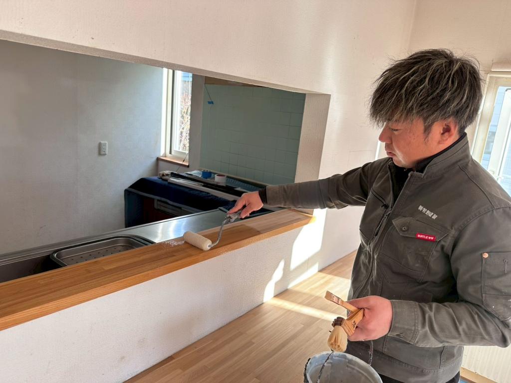 苫小牧澄川町 中古住宅室内塗装 キッチン、ライニング笠木 下塗り