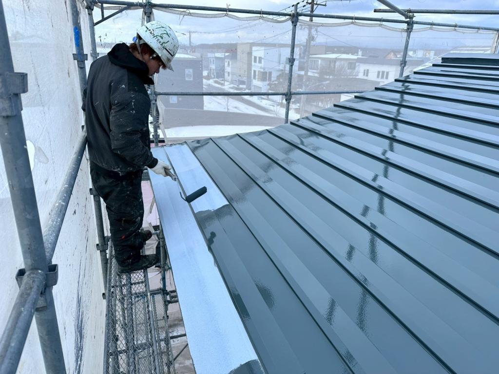 苫小牧市春日町 T様邸 屋根 中塗り(上塗り塗料1層目)