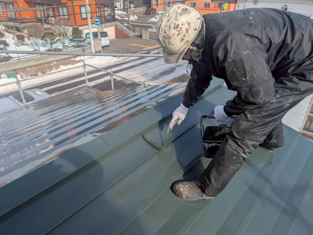 苫小牧市春日町 T様邸 屋根 上塗り(上塗り塗料2層目)