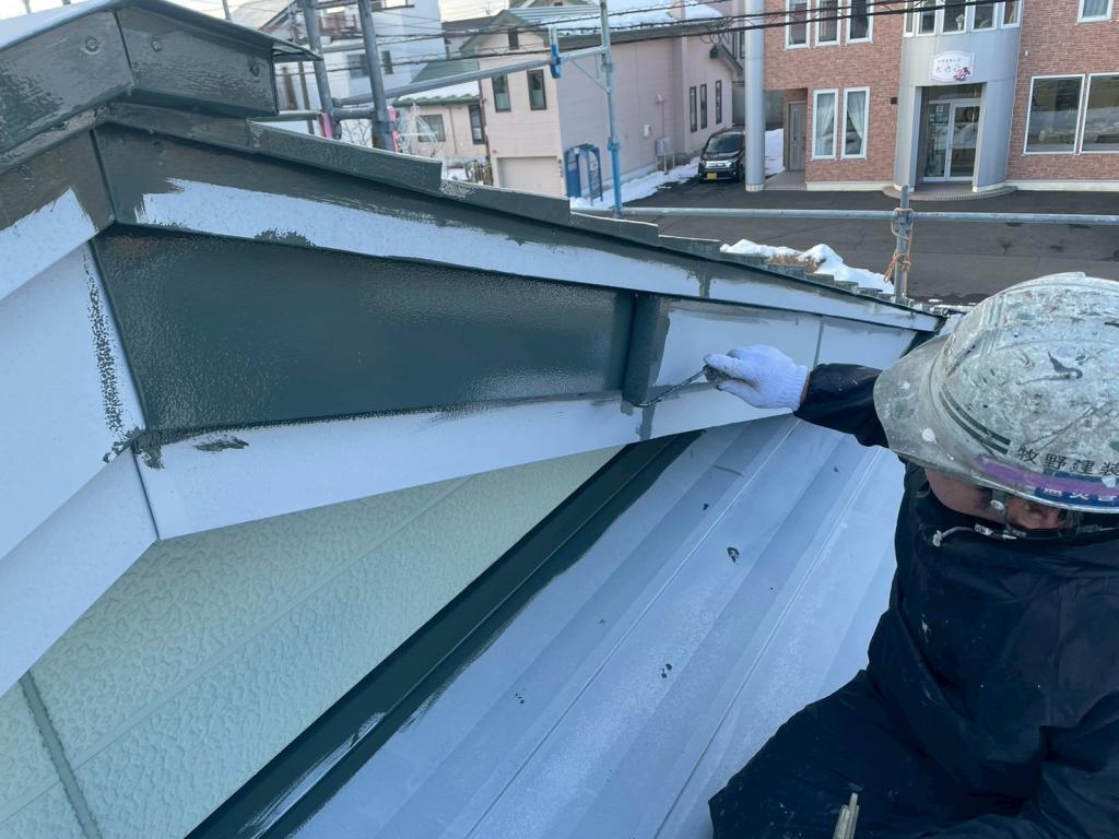 苫小牧市春日町 T様邸 破風 中塗り(上塗り塗料1層目)