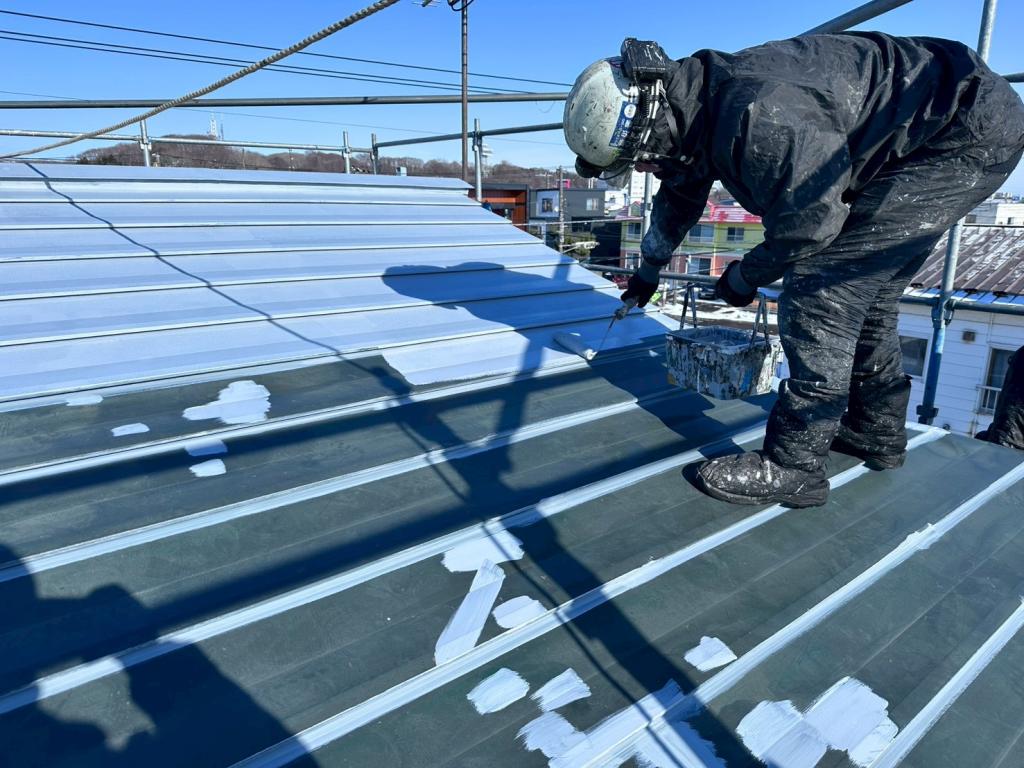 苫小牧市春日町 T様邸 屋根 下塗り(錆止め塗装)