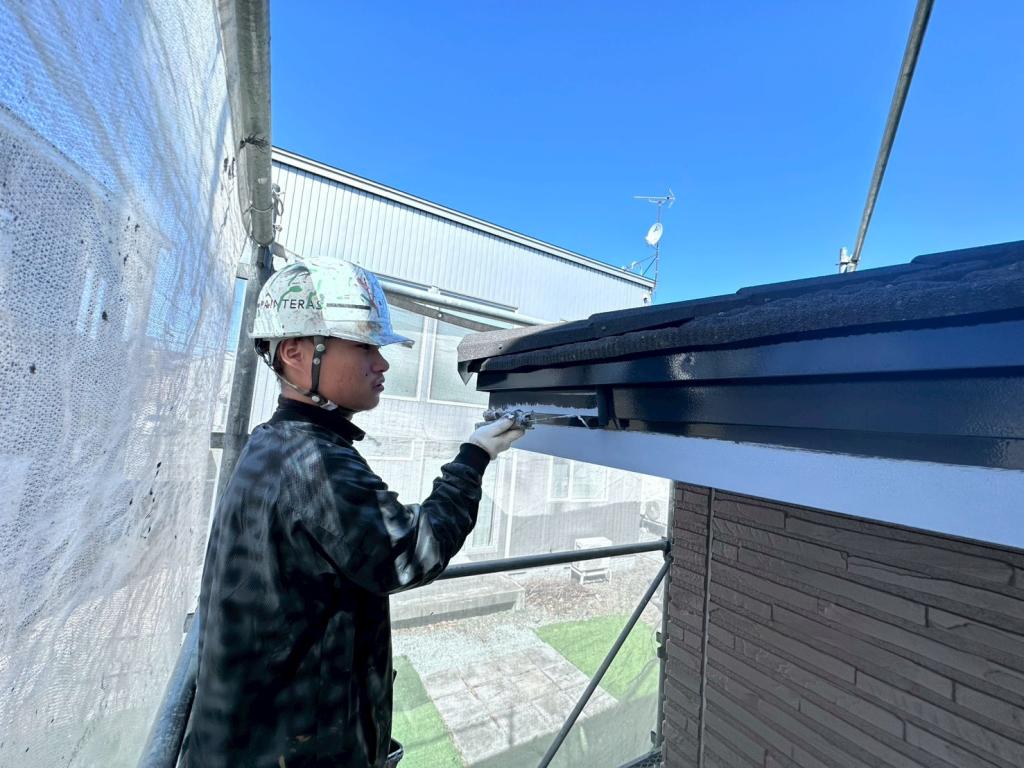苫小牧市ウトナイ町、S様邸 破風 中塗り(上塗り塗料1回目)